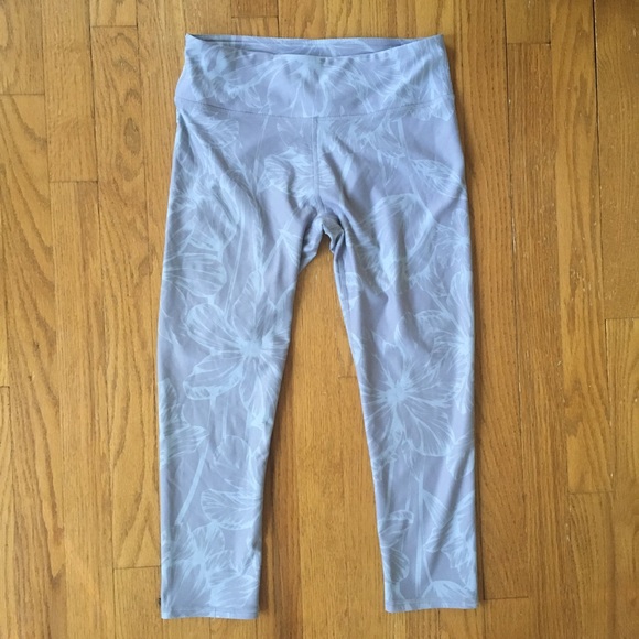 Fabletics Mid-Rise Printed PowerHold Capri Legging - Picture 4 of 8